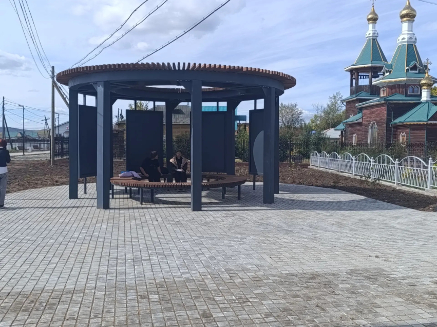 «Всё отлично»: в Газимуро-Заводском округе обустроили берег реки рядом с Домом культуры, здесь появилась прогулочная территория  